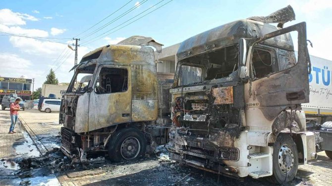 Mardin Galericiler Sitesi’nde Çıkan Yangında 2 Tır, 1 Kamyon Yandı, 3 Kişi Yaralandı