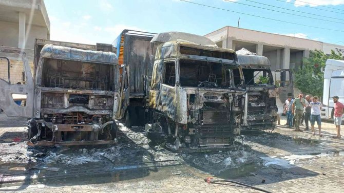 Mardin Galericiler Sitesi’nde Çıkan Yangında 2 Tır, 1 Kamyon Yandı, 3 Kişi Yaralandı