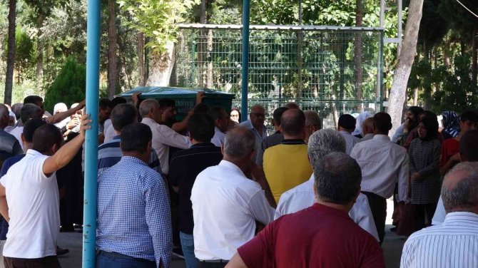 Mersin’de Cinnet Kurbanları Toprağa Verildi