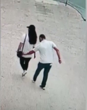 Tereyağından Kıl Çeker Gibi Kadının Cep Telefonunu Çantasından Çaldı