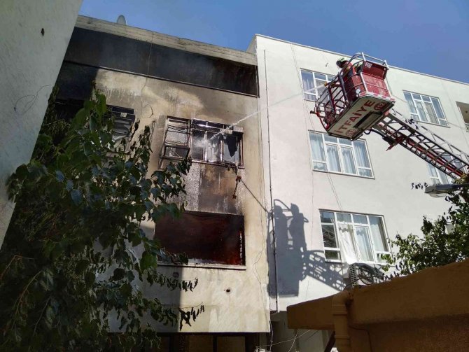 Mersin’de Yangın: İ̇ki İş Yeri Ve Boş Bir Ev Kullanılamaz Hale Geldi