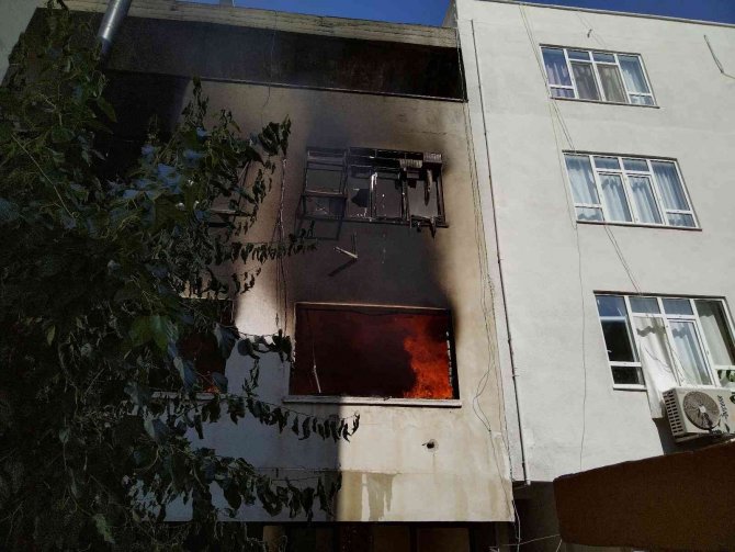 Mersin’de Yangın: İ̇ki İş Yeri Ve Boş Bir Ev Kullanılamaz Hale Geldi
