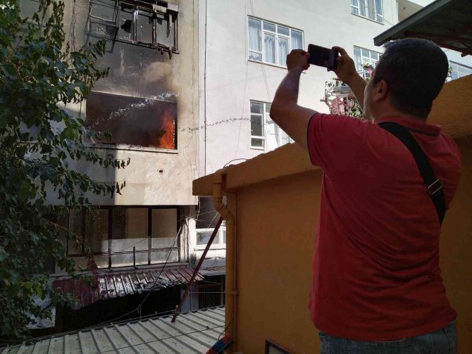 Mersin’de Yangın: İ̇ki İş Yeri Ve Boş Bir Ev Kullanılamaz Hale Geldi