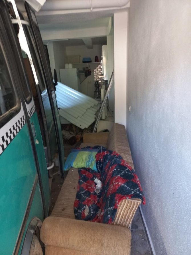 Freni Patlayan İşçi Servisi Eve Girdi