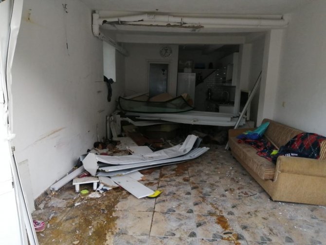 Freni Patlayan İşçi Servisi Eve Girdi