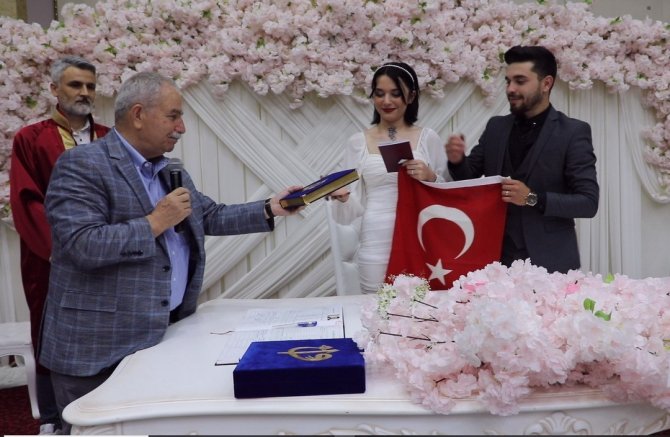 Polisten Düğünlerde “Mutluluğa Kurşun Sıkma, Geleceği Karartma” Bilgilendirmesi