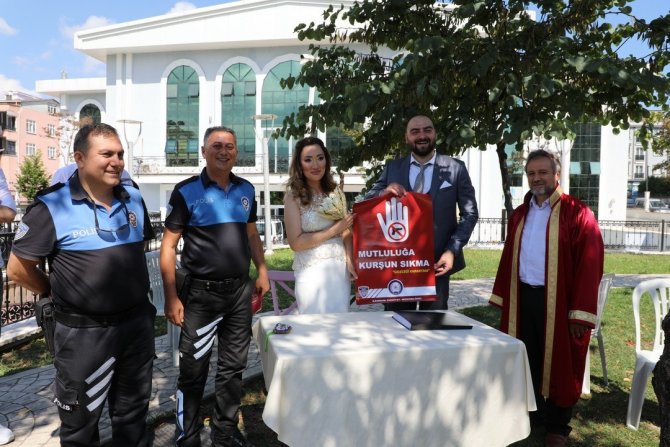 Polisten Düğünlerde “Mutluluğa Kurşun Sıkma, Geleceği Karartma” Bilgilendirmesi