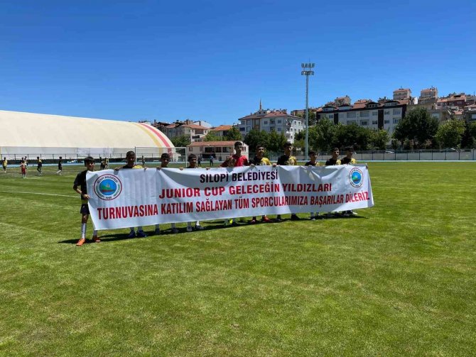 Silopi’den ’Geleceğin Yıldızları’ Şenliğine Katılan Öğrenciler Kupalarıyla Döndü