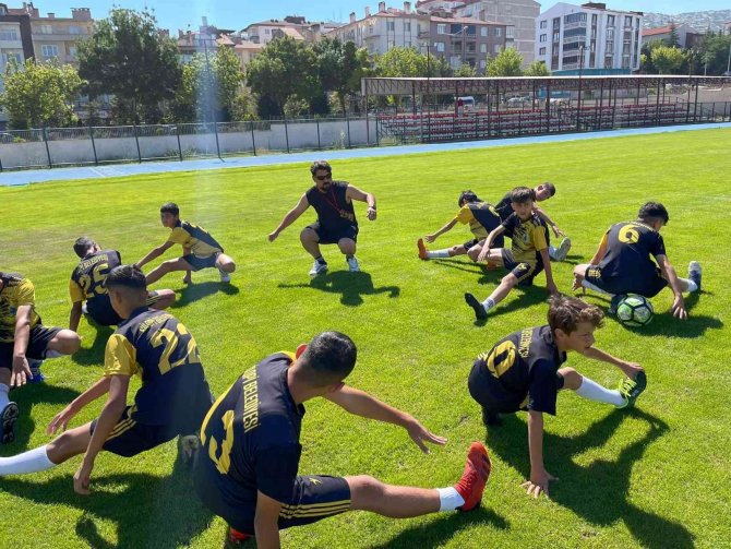 Silopi’den ’Geleceğin Yıldızları’ Şenliğine Katılan Öğrenciler Kupalarıyla Döndü