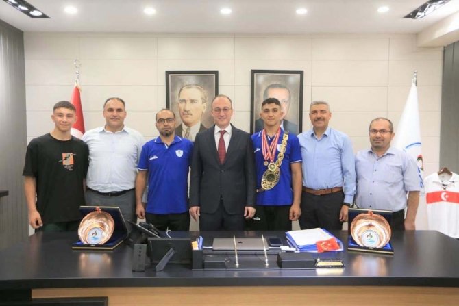 Başkan Örki, Şampiyon Güreşçiyle Bir Araya Geldi