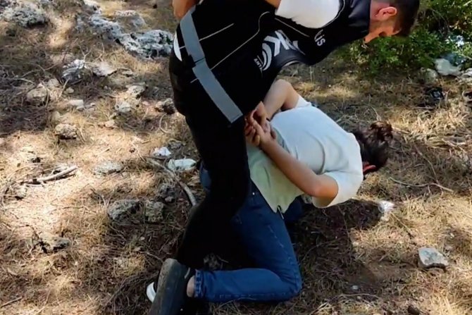 Polisin Otomobille Yolunu Kestiği Uyuşturucu Tacirleri Ormanda Kovalamacayla Yakalandı