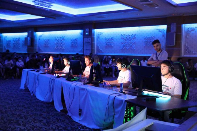 E-spor Ödülleri Başkan Ertuğrul Çetin’den