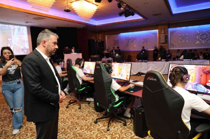 E-spor Ödülleri Başkan Ertuğrul Çetin’den