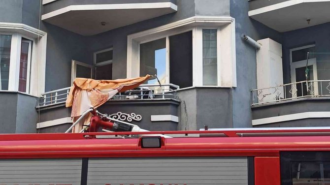 Bafra’da Ev Yangını: Dumandan Etkilenen Genç Kız Hastaneye Kaldırıldı