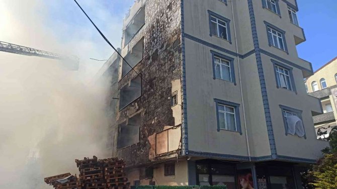 Sancaktepe’de Arazi Yangını Binaya Sıçradı: 3 İtfaiye Eri Dumandan Etkilendi
