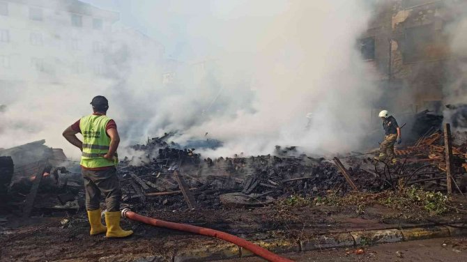 Sancaktepe’de Arazi Yangını Binaya Sıçradı: 3 İtfaiye Eri Dumandan Etkilendi