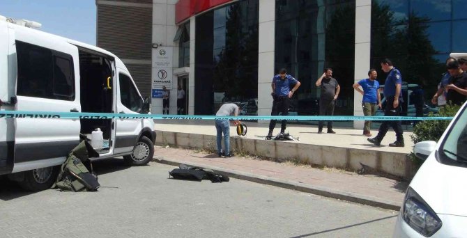 Banka Şubesinin Önüne Bırakılan Çanta Paniğe Neden Oldu