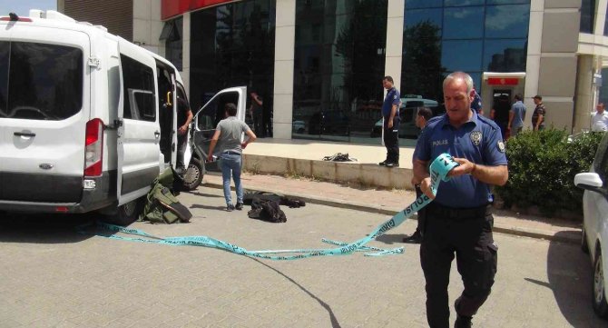 Banka Şubesinin Önüne Bırakılan Çanta Paniğe Neden Oldu