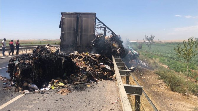 Atık Malzeme Yüklü Tır Küle Döndü