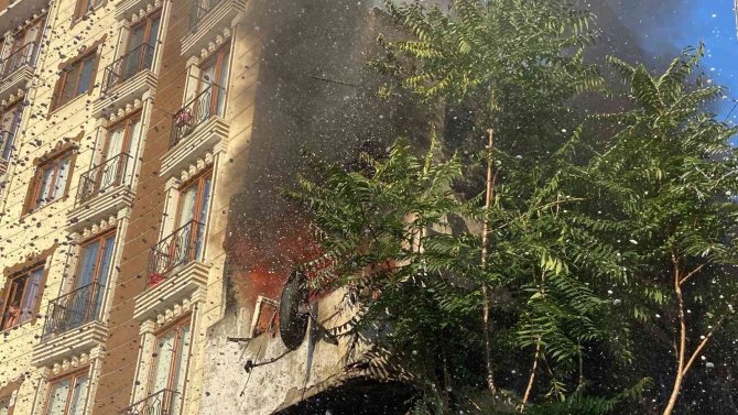 Şişli’de Metruk Bina Alev Alev Yandı