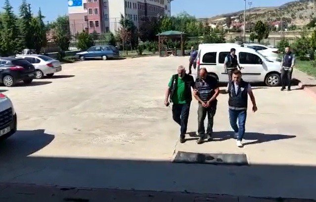 Sokak Ortasında Karısını Bıçaklayarak Öldüren Zanlı Tutuklandı