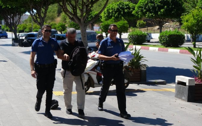 Kaşarları Çalıp Koşarken Engel Olmak İsteyen Mağaza Çalışanı Kadını Sürükledi