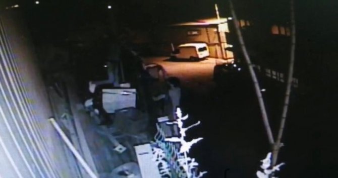 Pendik’te İş Yerinde Hırsızlık Kamerada: Kova Kova Çaldılar