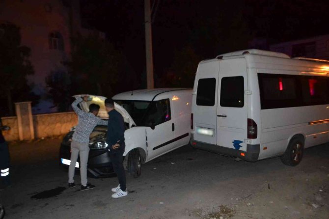 Alkollü Sürücünün Kullandığı Kamyonet İşçi Servisine Çarptı