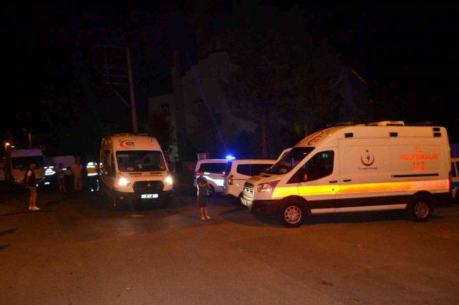 Alkollü Sürücünün Kullandığı Kamyonet İşçi Servisine Çarptı