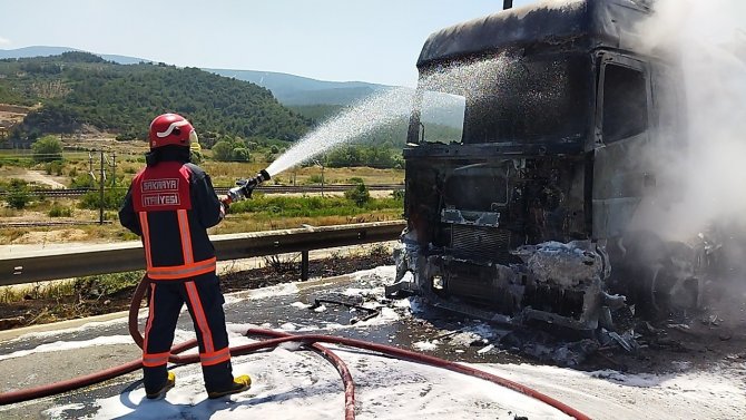 D-650’de Tır Alev Aldı, Sürücü Son Anda Kurtuldu