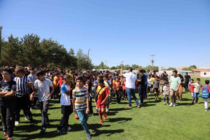 Van Büyükşehir Belediyesinin Ücretsiz Yaz Okullarına Rekor Katılım