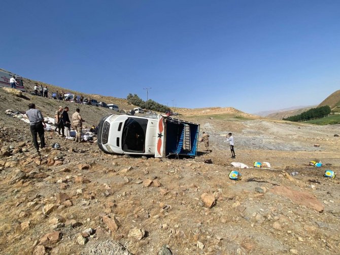 Göçerleri Taşıyan Kamyonet Şarampole Yuvarlandı: 10 Yaralı