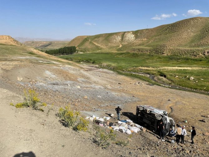 Göçerleri Taşıyan Kamyonet Şarampole Yuvarlandı: 10 Yaralı