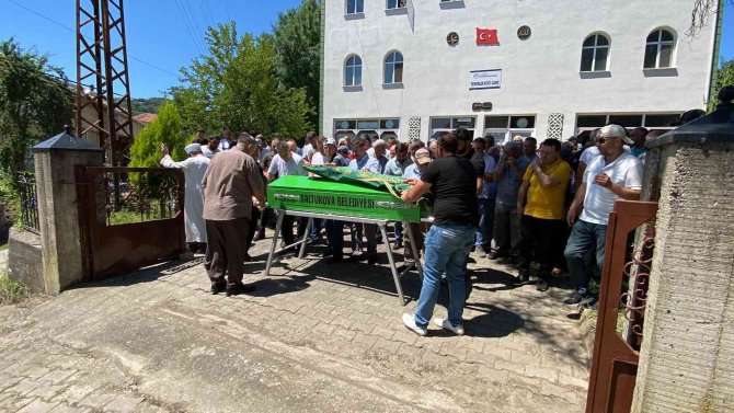 Evinde Ölü Bulunan Gurbetçi Toprağa Verildi: Torunu Gözaltında
