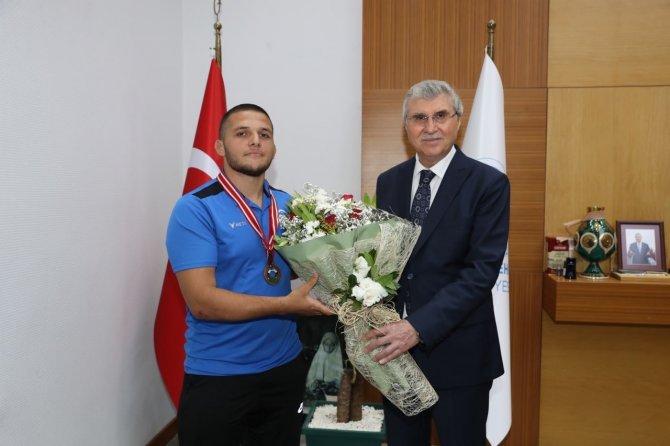 20 Yaşında En Genç Başpehlivan Unvanını Kazandı