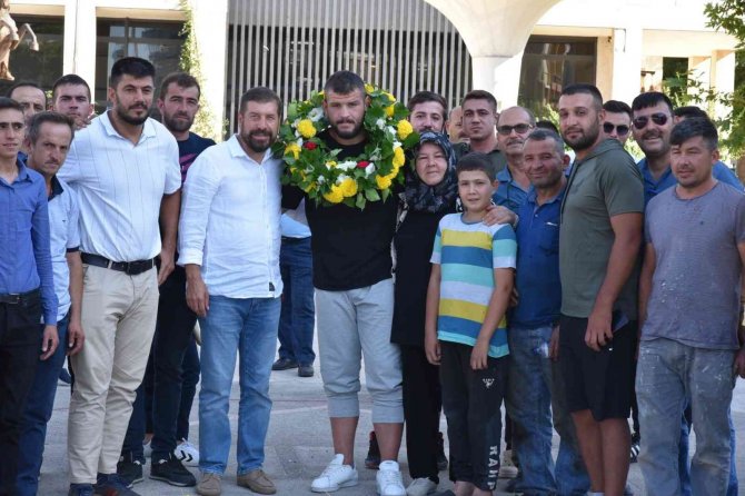 Kırkpınar’da Kürsü Yapan Sındırgılı Pehlivana Davul Zurnalı Karşılama