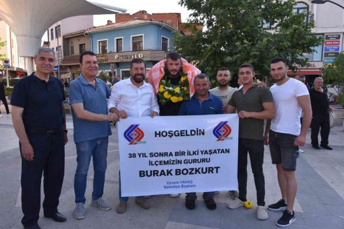 Kırkpınar’da Kürsü Yapan Sındırgılı Pehlivana Davul Zurnalı Karşılama