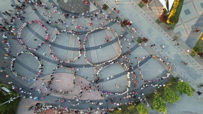 Yüzlerce Türk Ve Yabancı Çocuk Hep Birlikte ‘Atabarı’ Oynadı