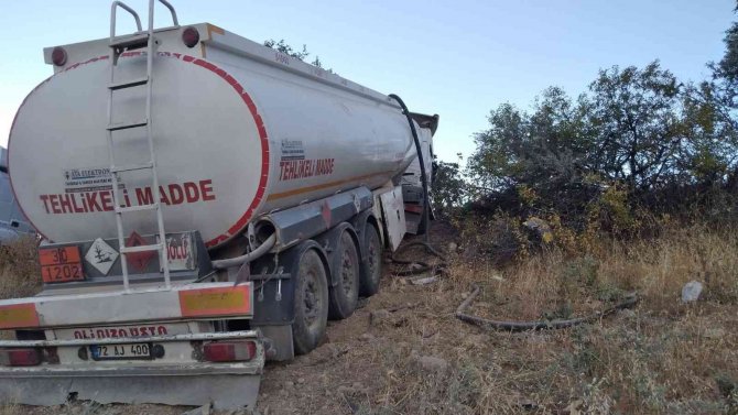 Yakıt Tankeri Şarampole Sürüklendi: 1 Yaralı