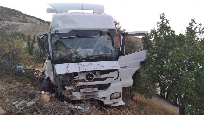 Yakıt Tankeri Şarampole Sürüklendi: 1 Yaralı
