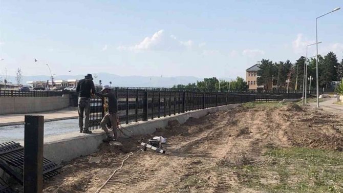 Taşlıçay Deresi Çevresinde Çalışmalar Devam Ediyor