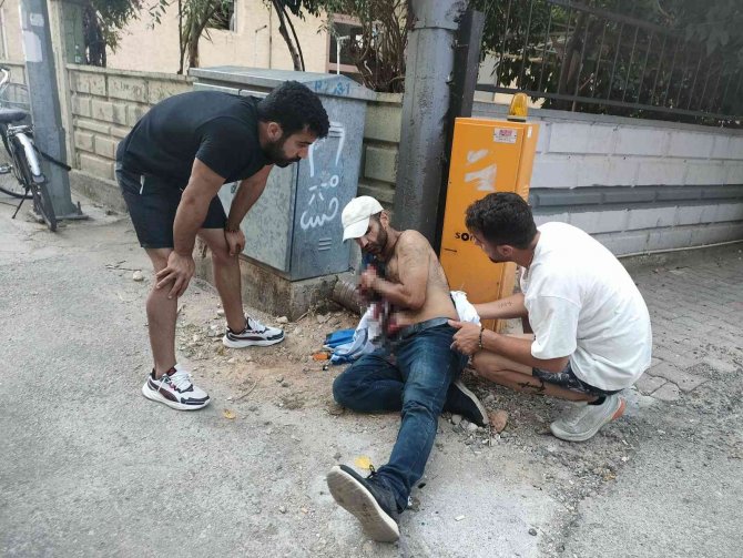 Sokak Ortasında Göğsünden Bıçaklandı, Eliyle Yarasına Tampon Yapıp Sağlık Ekiplerini Bekledi