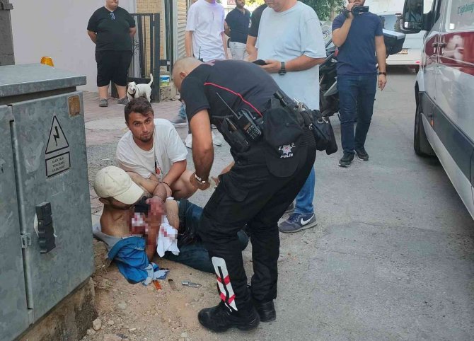 Sokak Ortasında Göğsünden Bıçaklandı, Eliyle Yarasına Tampon Yapıp Sağlık Ekiplerini Bekledi