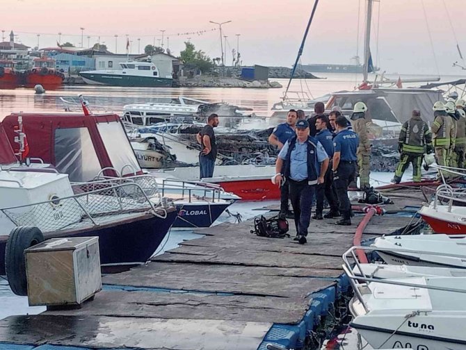 Avcılar’da Facianın Eşiğinden Dönüldü, 7 Tekne Alev Alev Yandı