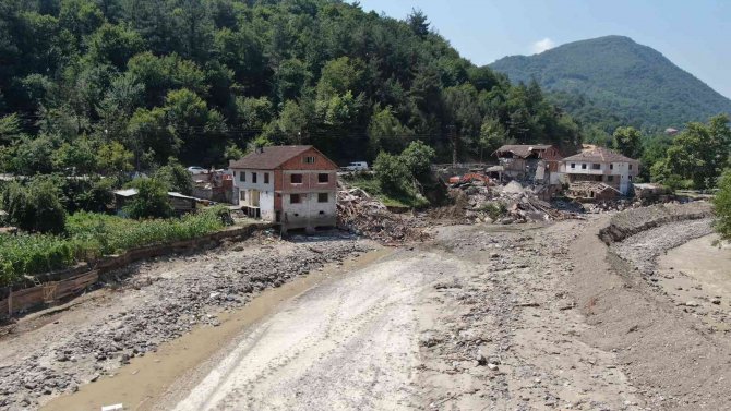 Sel Afetinde Büyük Hasar Gören Evlerinin Yıkılışını Çaresizce İzlediler