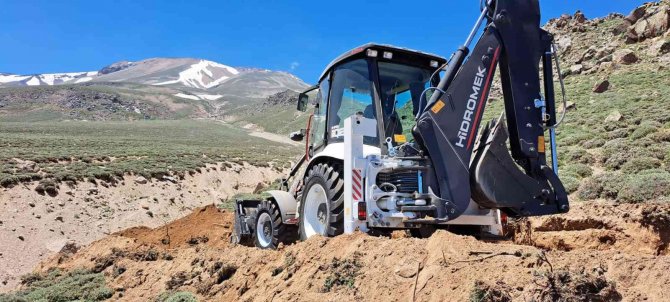Dağcılar İçin Süphan Dağı’nda Yol Açma Çalışması