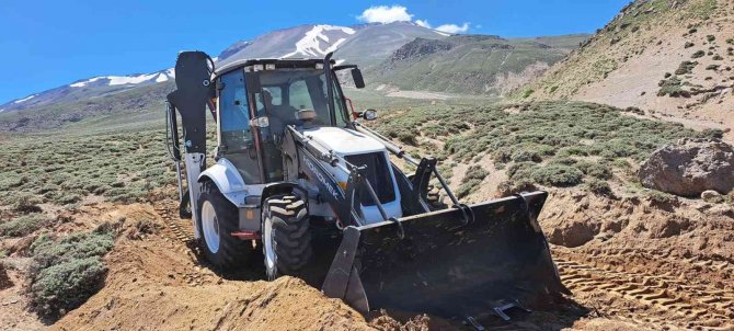 Dağcılar İçin Süphan Dağı’nda Yol Açma Çalışması