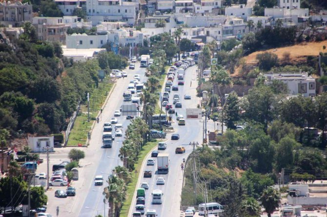 Bodrum’a Tatilci Akını Başladı: Trafik Kilitlendi, Sahillerde Adım Atacak Yer Kalmadı