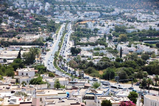 Bodrum’a Tatilci Akını Başladı: Trafik Kilitlendi, Sahillerde Adım Atacak Yer Kalmadı