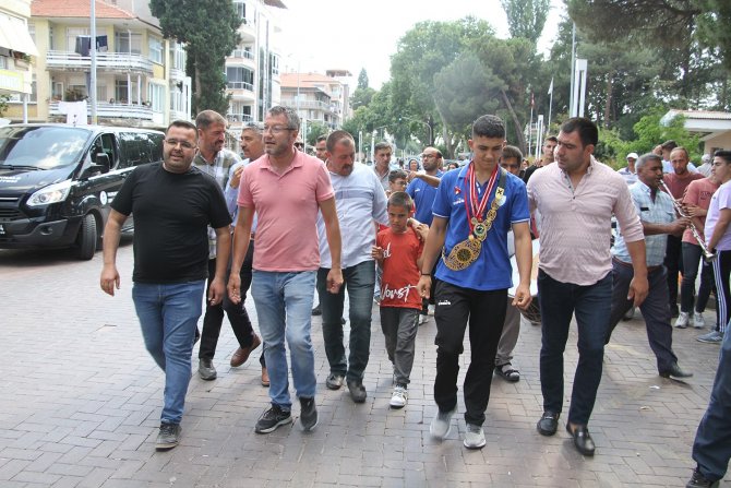 Kırkpınar’ın Tozkoparan Boyu Şampiyonuna Memleketinde Davullu Zurnalı Karşılama